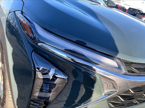 Used 2025 Chevrolet Trax LT image 32