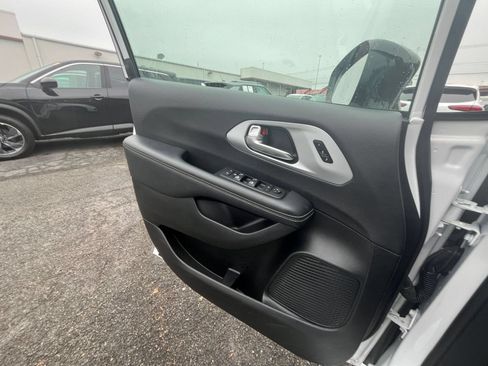 Used 2025 Chrysler Pacifica Limited FWD image 18