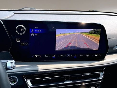 Used 2025 Chevrolet Traverse LT AWD/4WD image 14