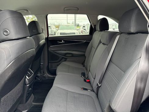 Used 2017 Kia Sorento LX w/ LX Convenience Package image 19