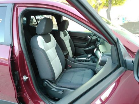 Used 2025 Chevrolet Trax RS w/ Driver Confidence Package FWD image 19