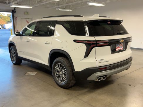 New 2025 Chevrolet Traverse LT image 2