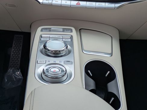 Certified 2023 Genesis GV70 2.5T AWD/4WD image 18