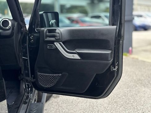 Used 2016 Jeep Wrangler Rubicon w/ Power Convenience Group image 12