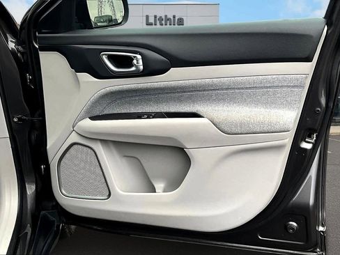 Used 2024 Jeep Compass Latitude image 34