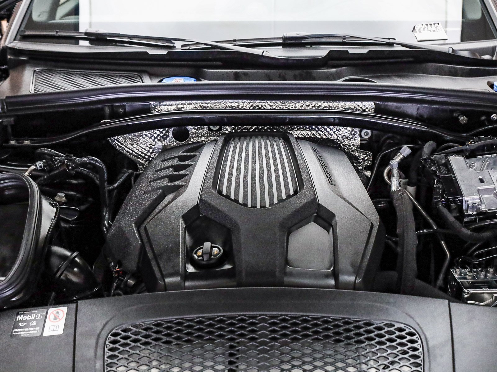 Certified 2025 Porsche Macan AWD/4WD image 27