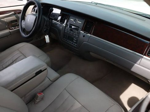 Used 2006 Lincoln Town Car Signature image 16