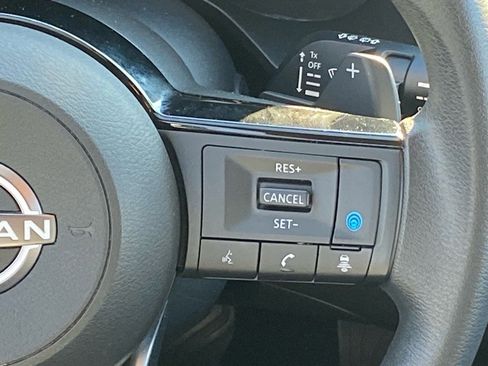 Used 2023 Nissan Rogue SV image 9