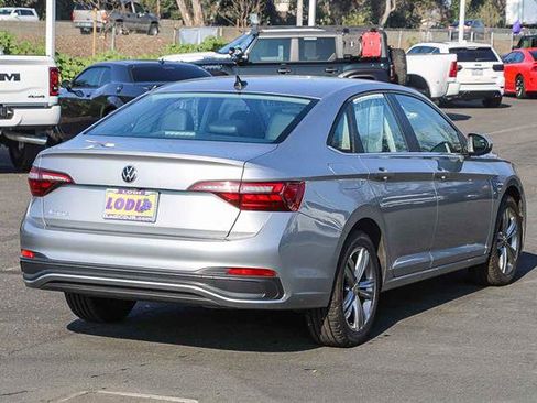 Used 2024 Volkswagen Jetta SE image 4