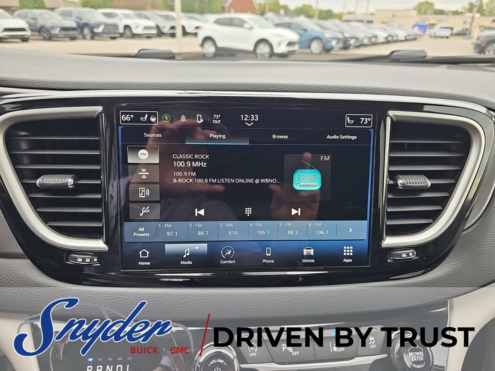 Used 2023 Chrysler Pacifica Touring-L FWD image 15