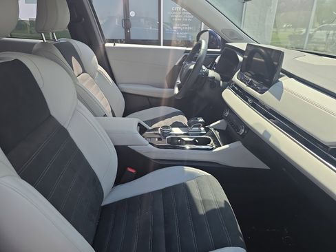 Used 2025 Mitsubishi Outlander SE image 11