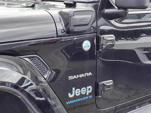 Used 2023 Jeep Wrangler Unlimited Sahara w/ Cold Weather Group AWD/4WD image 11