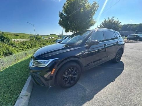Used 2024 Volkswagen Tiguan SE w/ Panoramic Sunroof Package AWD/4WD image 2
