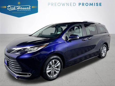 Used 2023 Toyota Sienna Limited image 1