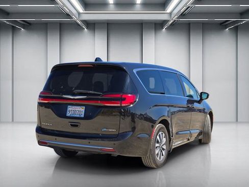 Used 2023 Chrysler Pacifica Touring-L FWD image 3