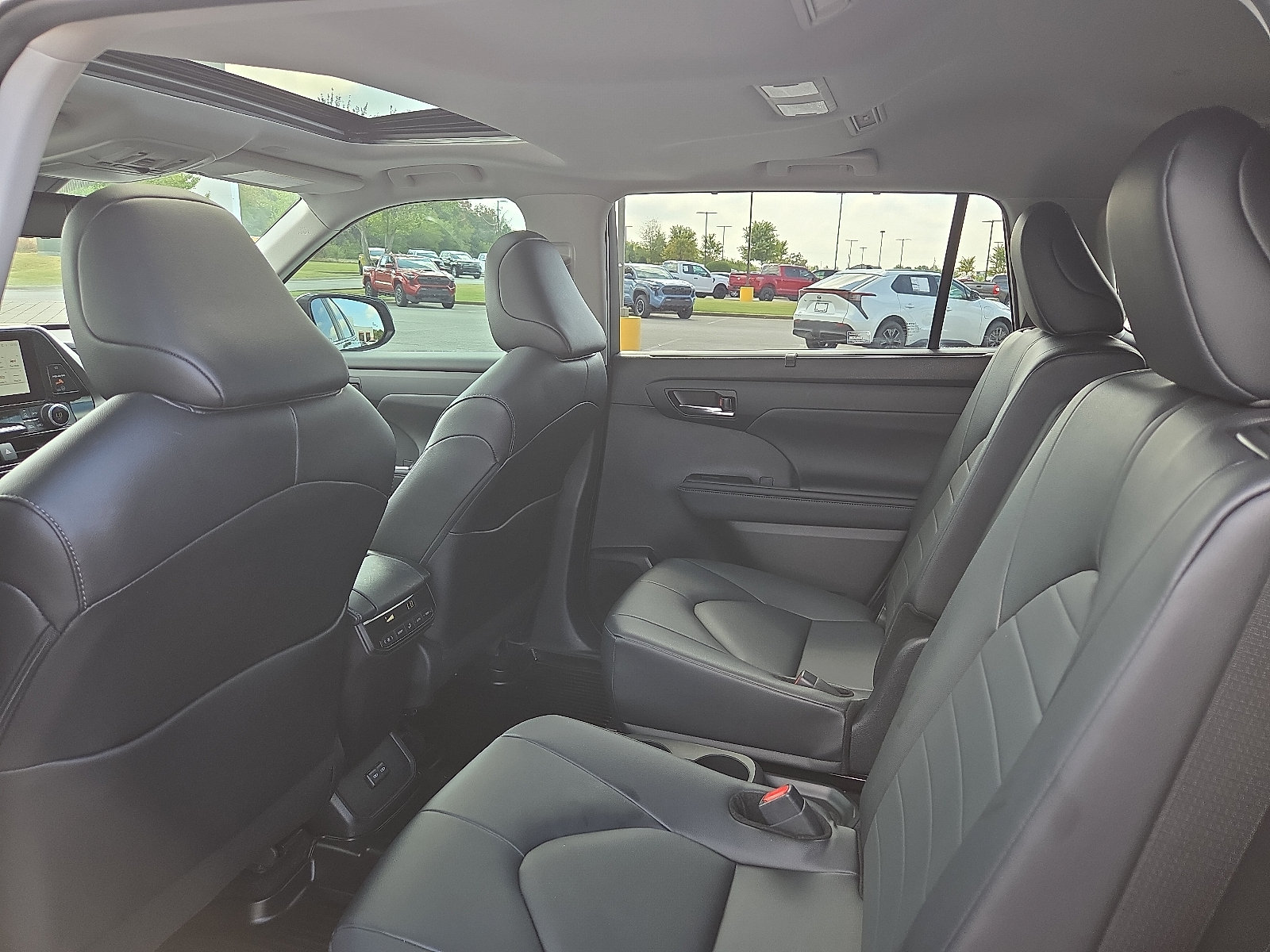 Used 2024 Toyota Highlander XLE AWD/4WD image 10