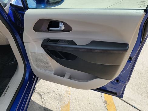 Used 2018 Chrysler Pacifica Touring Plus w/ Tire & Wheel Group FWD image 14