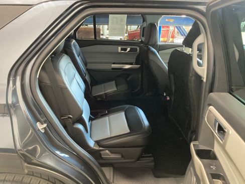 Used 2022 Ford Explorer XLT w/ Equipment Group 202A image 7