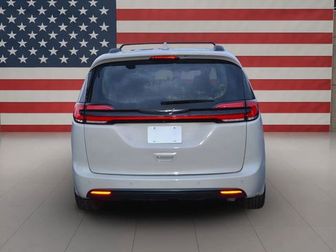 Used 2021 Chrysler Pacifica Touring w/ S Appearance Package FWD image 42