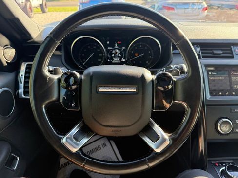 Used 2020 Land Rover Discovery SE image 13