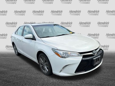 Used 2015 Toyota Camry SE w/ Moonroof Package FWD image 2