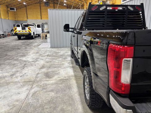 Used 2018 Ford F250 XL w/ Power Equipment Group AWD/4WD image 9