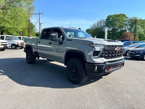 Used 2025 Chevrolet Silverado 2500 ZR2 w/ Technology Package AWD/4WD image 4