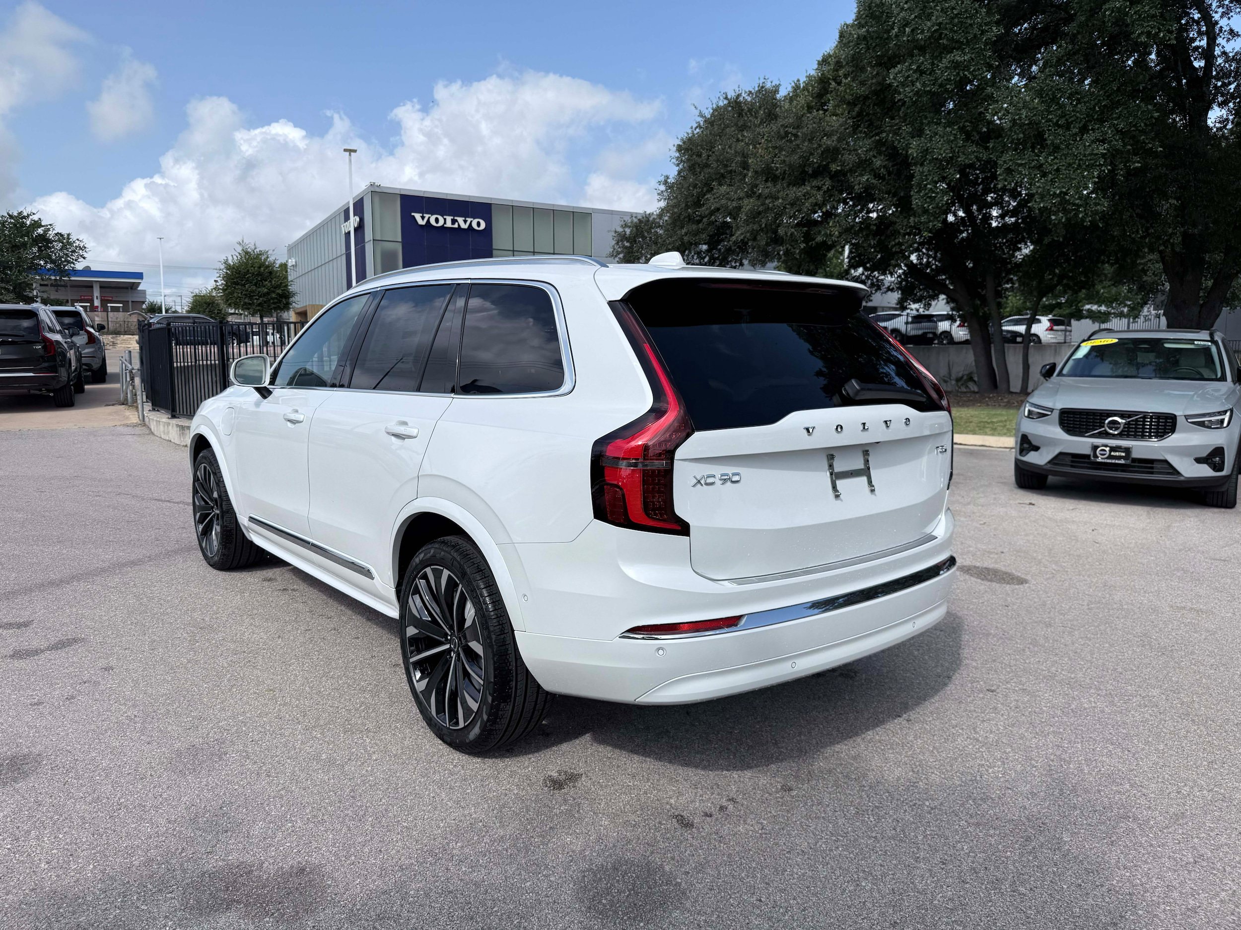 New 2026 Volvo XC90 T8 Plus w/ Protection Package Premier AWD/4WD image 4