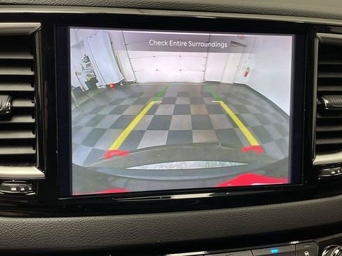 Used 2024 Chrysler Pacifica Touring-L FWD image 5