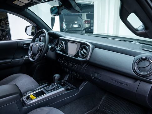 Used 2019 Toyota Tacoma TRD Off-Road w/ Technology Package AWD/4WD image 24