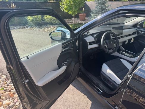 New 2025 Mitsubishi Outlander SE image 20