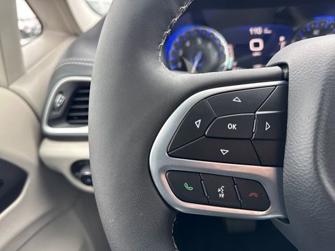 Used 2024 Chrysler Pacifica Touring-L image 29