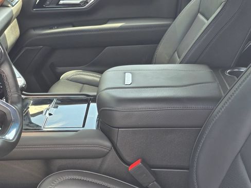 Used 2025 GMC Yukon XL Denali AWD/4WD image 26