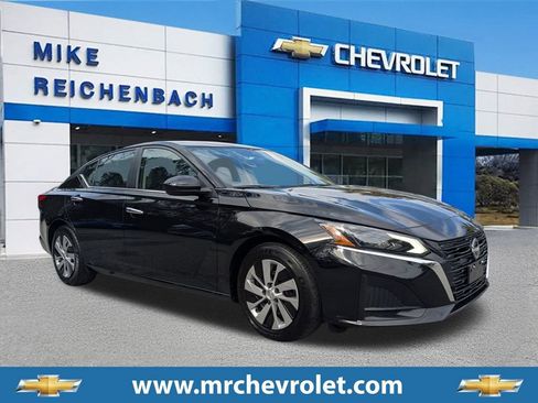 Used 2023 Nissan Altima 2.5 SV image 1