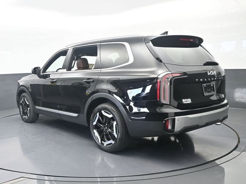 Used 2024 Kia Telluride EX w/ EX Captain's Chair Package FWD image 4