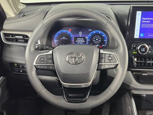 Used 2025 Toyota Highlander Limited FWD image 24