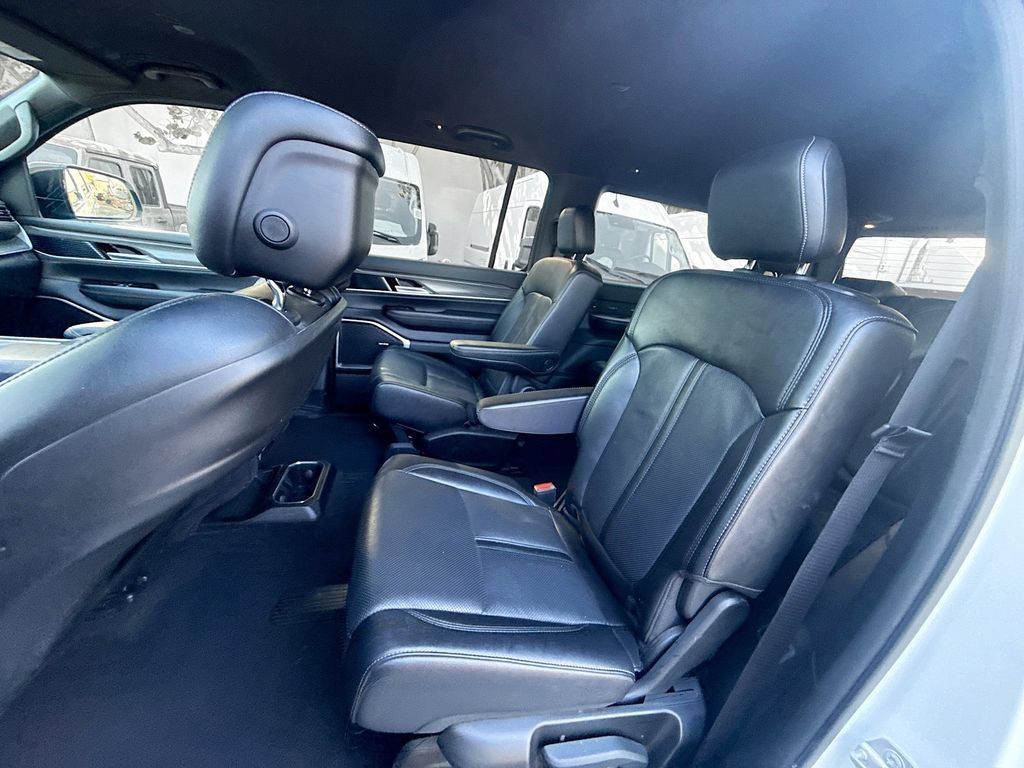 Used 2024 Jeep Wagoneer Series III AWD/4WD image 27