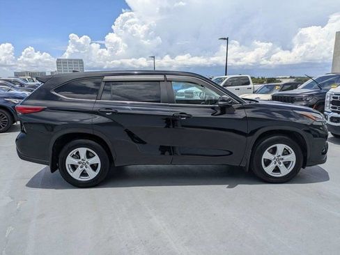 Used 2023 Toyota Highlander L FWD image 2