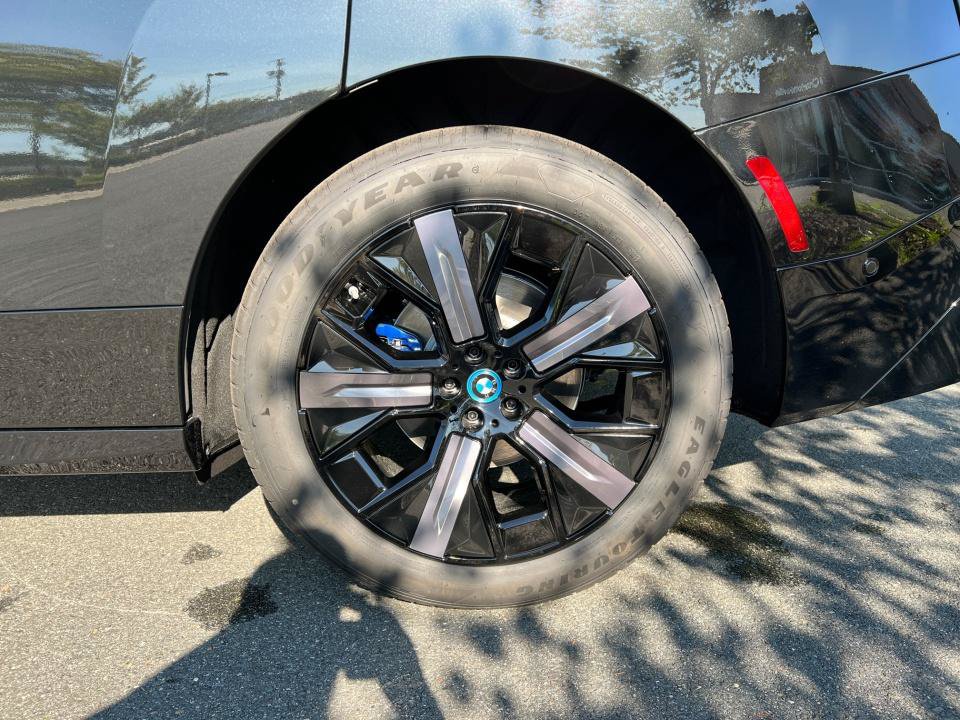 Used 2024 BMW iX xDrive50 w/ Sport Package AWD/4WD image 22