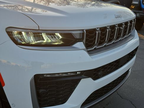 New 2026 Jeep Grand Cherokee Limited w/ Luxury Tech Group II AWD/4WD image 9