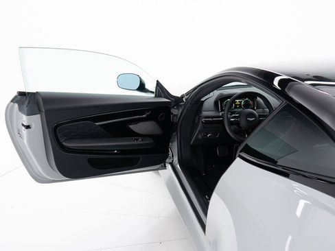 Used 2025 Aston Martin DB12 Coupe image 10