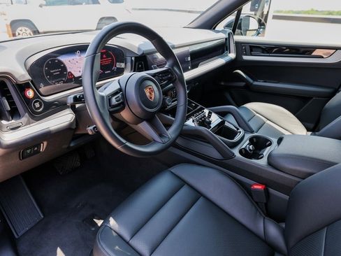 Certified 2025 Porsche Cayenne image 4