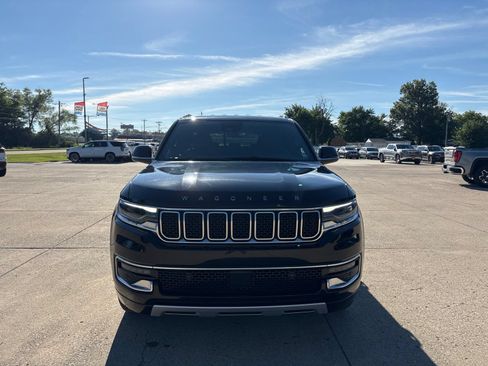 Used 2024 Jeep Wagoneer L Series II w/ Flexible Seating Group AWD/4WD image 8
