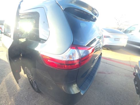 Used 2020 Toyota Sienna XLE w/ XLE Navigation Package image 7