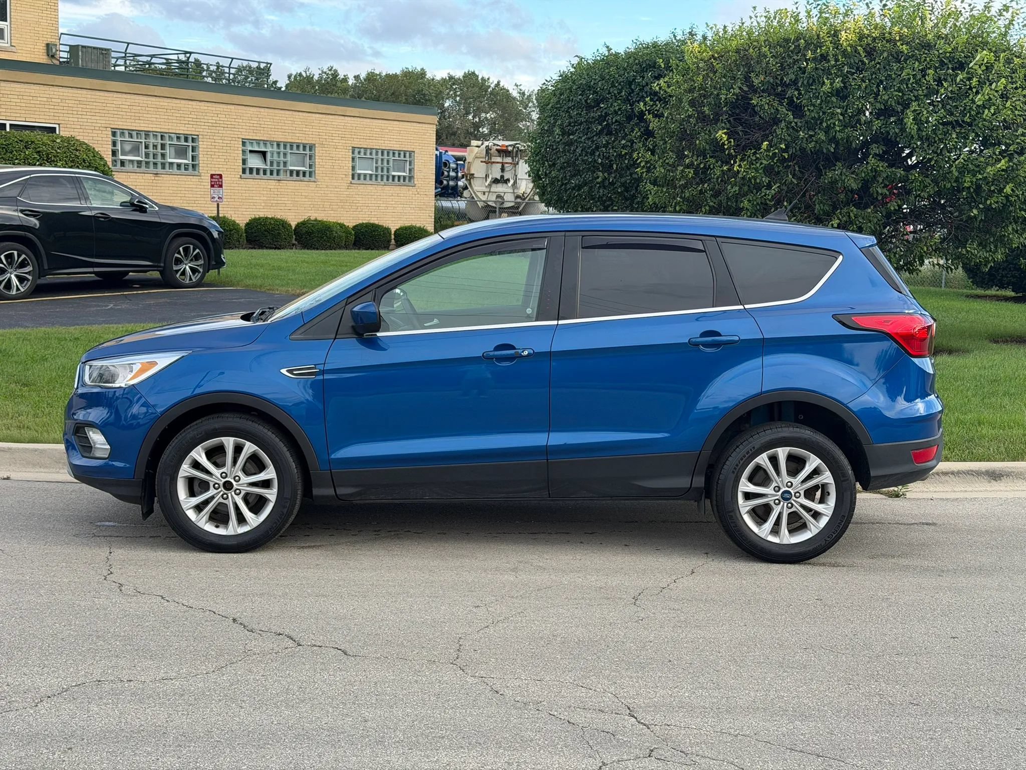 Used 2019 Ford Escape SE FWD image 2