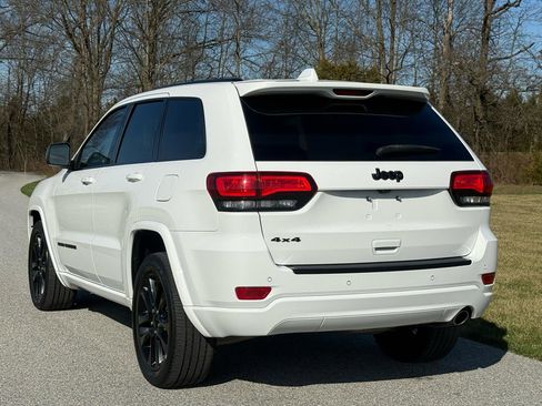 Used 2017 Jeep Grand Cherokee Altitude image 4