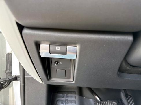 Used 2024 Land Rover Defender 130 X-Dynamic SE image 33