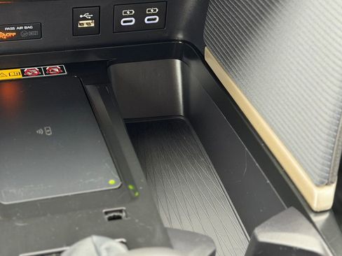 Used 2025 Toyota Camry SE image 19