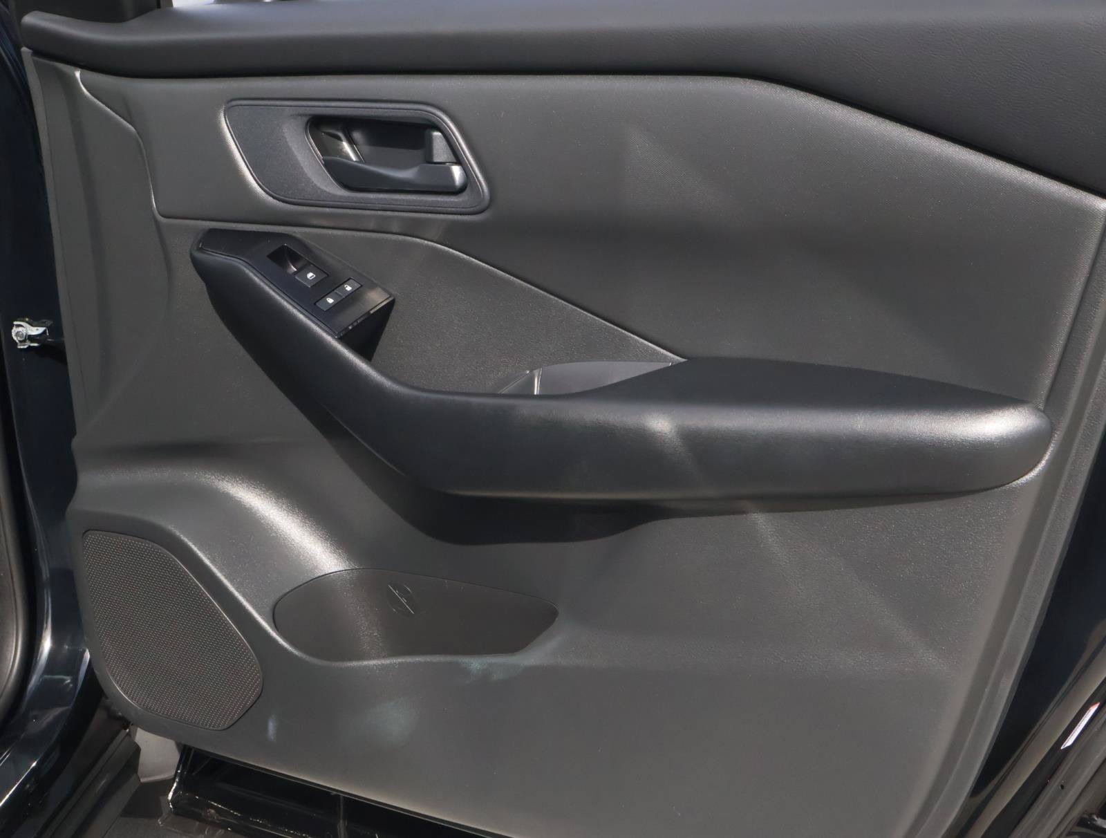 Used 2025 Nissan Rogue S FWD image 15