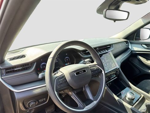 Used 2024 Jeep Grand Cherokee L Laredo image 11